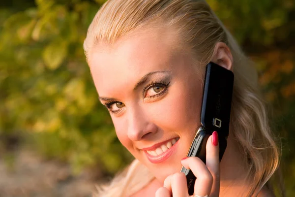 Giovane ragazza in costume da bagno parlando al telefono . — Foto Stock