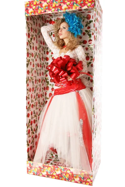 La bambola in una confezione regalo . — Foto Stock