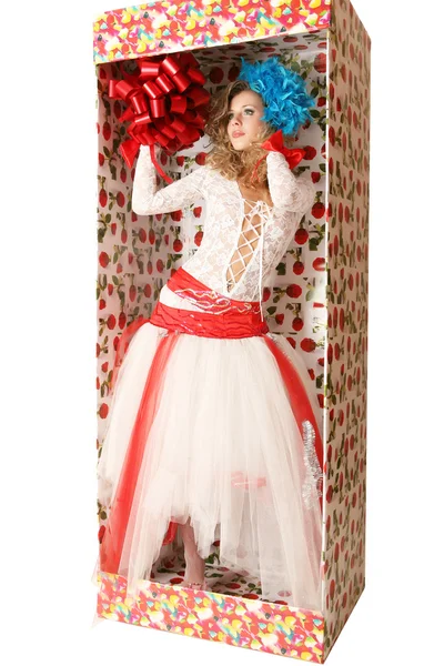 La bambola in una confezione regalo — Foto Stock
