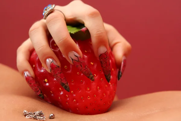 Kvinnliga fingrar med dekorerade naglar — Stockfoto