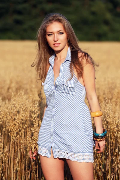Femme dans le champ de blé . — Photo