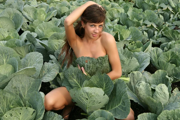Jeune femme en plante de chou — Photo