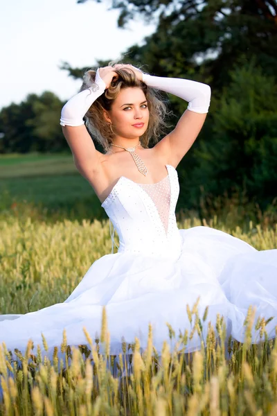 Girl in wedding dress. — Stock Photo, Image
