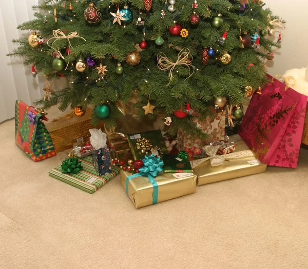 クリスマス ツリーの下にプレゼント — ストック写真