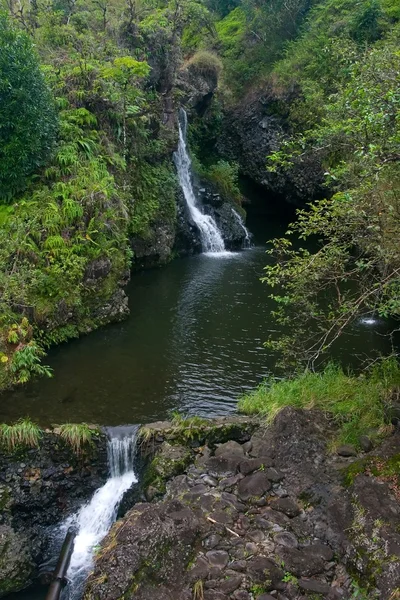 Wasserfall auf dem Weg nach hana — Stockfoto