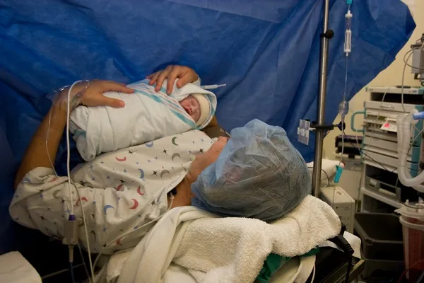Изучение новорожденного — стоковое фото