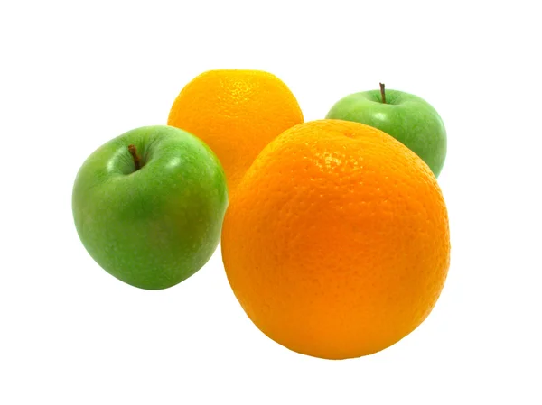 Dvě jablka a dva pomeranče na bílém pozadí — Stock fotografie