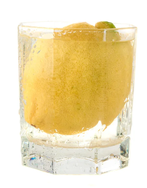 Limón en vaso con agua —  Fotos de Stock
