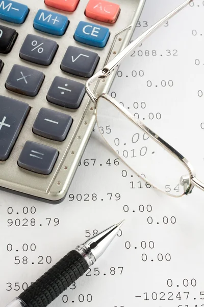 Pen, rekenmachine en glazen — Stockfoto