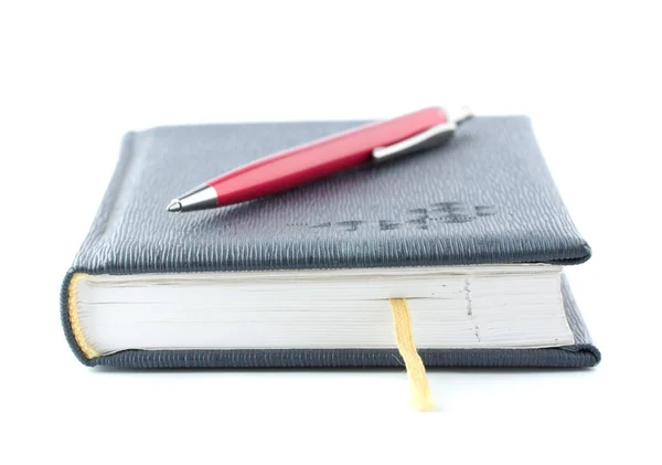 Cuaderno con un bolígrafo acostado — Foto de Stock
