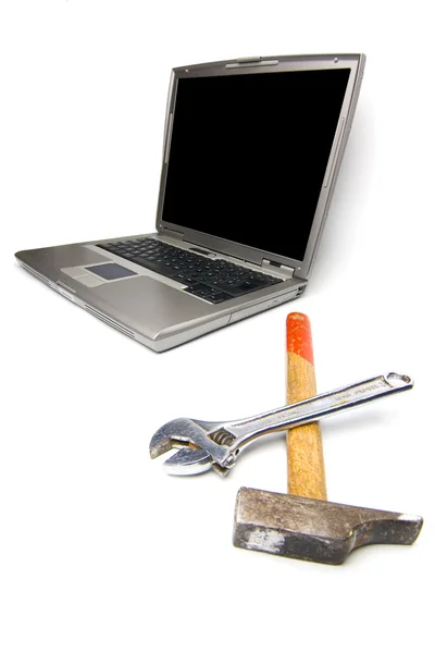 Laptop e ferramentas — Fotografia de Stock