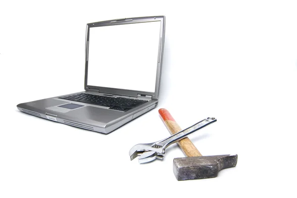 Laptop e ferramentas — Fotografia de Stock