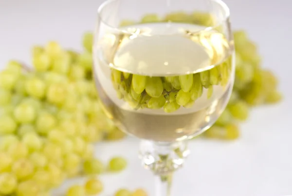 Uvas e vinho branco — Fotografia de Stock