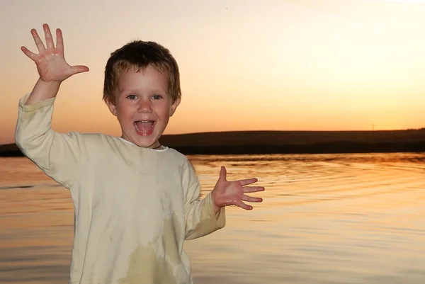 Хлопчик на березі моря — стокове фото