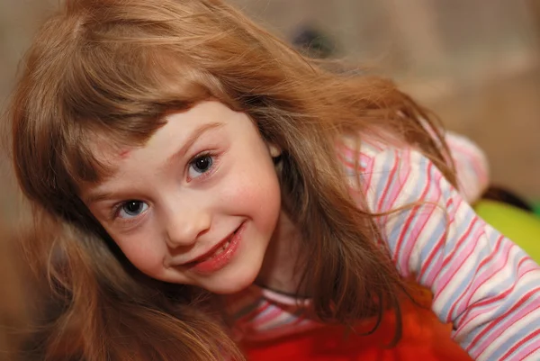 Веселая улыбающаяся маленькая девочка — стоковое фото
