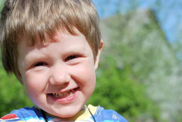 Счастливый улыбающийся мальчик — стоковое фото