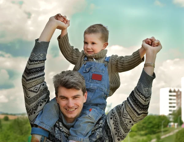 Vader en zoon (op de schouders) — Stockfoto