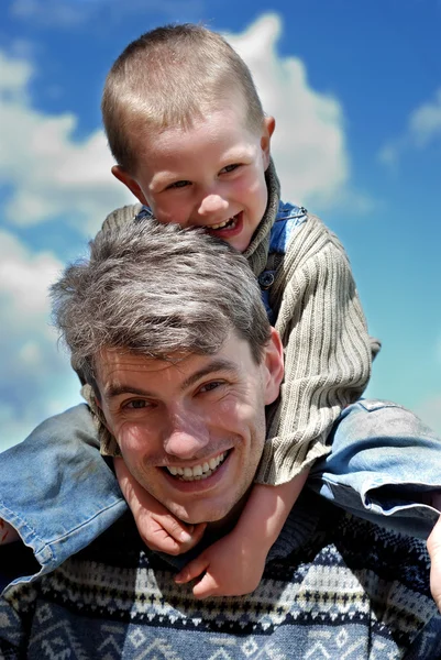 Apa és fia (vállán) — Stock Fotó