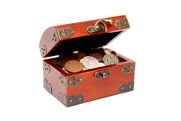 Коробка з монетами над білим — стокове фото