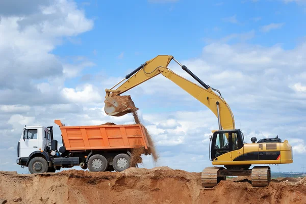Excavator and rear-end tipper — Stock Photo, Image