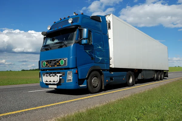 Blauwe vrachtwagen met witte aanhangwagen — Stockfoto