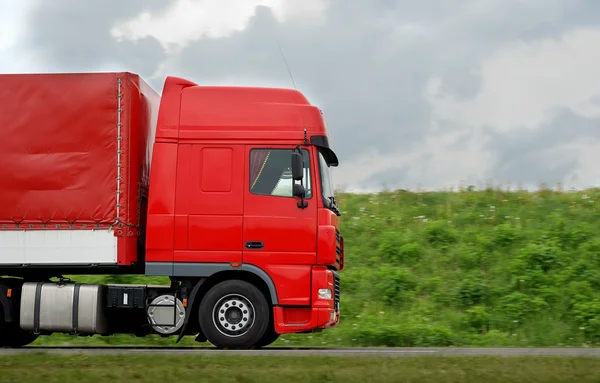 Красный грузовик — стоковое фото