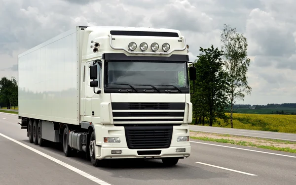 Voorkant van witte vrachtwagen op de snelweg — Stockfoto