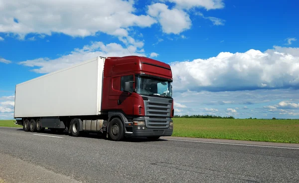 Beyaz römork ile bordo kamyon — Stok fotoğraf