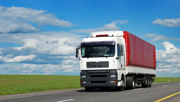 Kırmızı römork ile beyaz kamyon — Stok fotoğraf