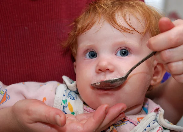 Alimentação do bebê com colher. Close-up — Fotografia de Stock
