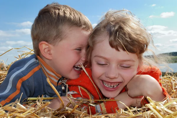 Rindo menino e menina ao ar livre — Fotografia de Stock