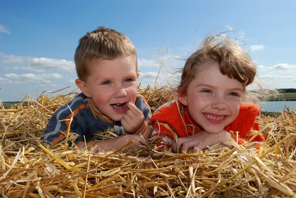 Sorrindo menino e menina ao ar livre — Fotografia de Stock
