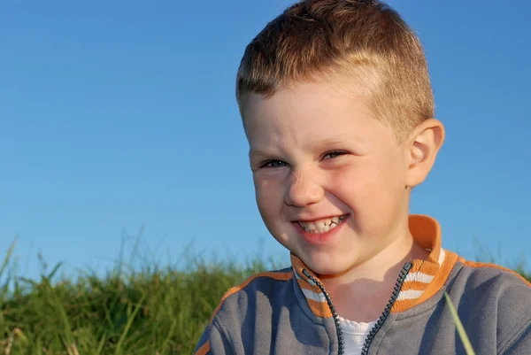 Sorrindo menino ao ar livre — Fotografia de Stock