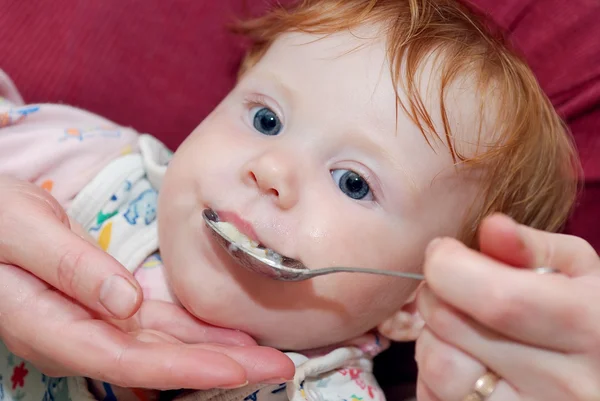 Alimentação do bebê com colher — Fotografia de Stock