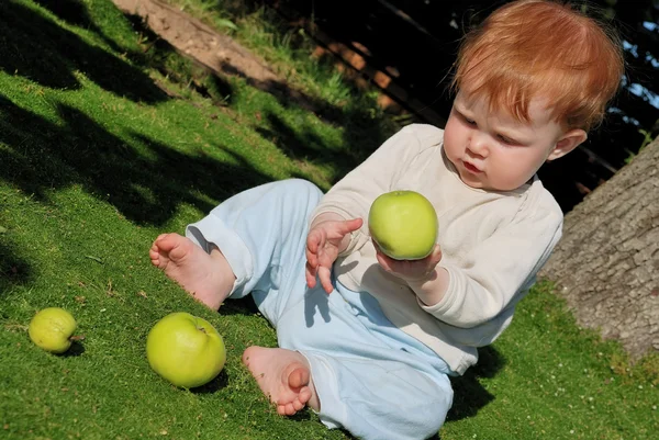 Bebé jugando con manzanas — Foto de Stock