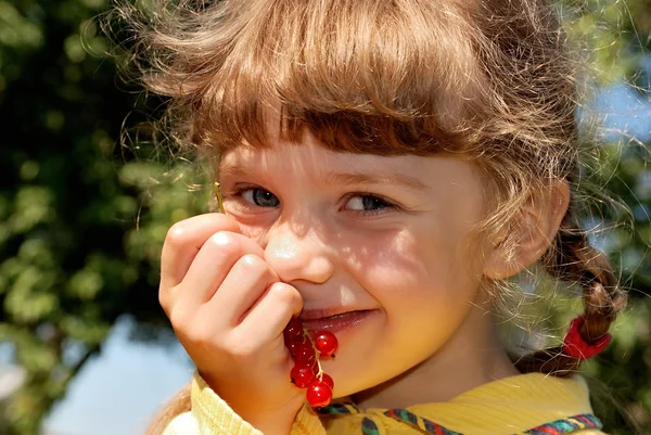 Mädchen mit roten Johannisbeeren — Stockfoto