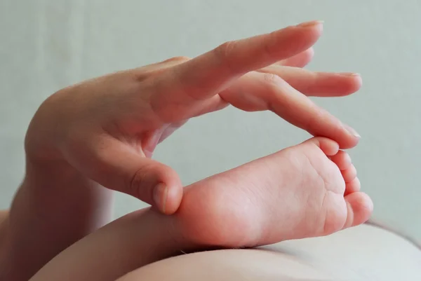 Рука і дитяча нога — стокове фото