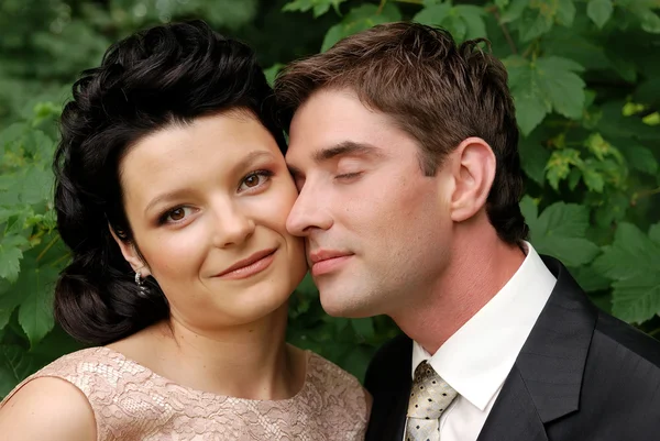 Close-up foto de feliz casamento jovem co — Fotografia de Stock