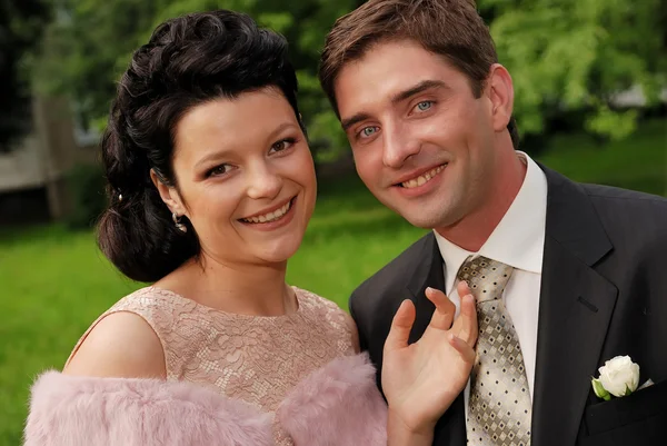 Nahaufnahme Porträt eines jungen lächelnden Paares — Stockfoto