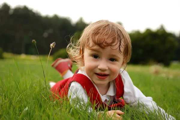 Primer plano niña en la hierba verde — Foto de Stock