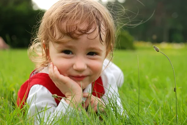 緑の芝生の上のクローズ アップの女の子 — ストック写真