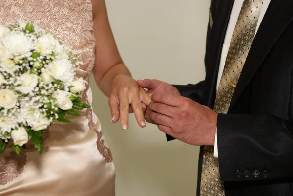 Ponerse un anillo de bodas — Foto de Stock
