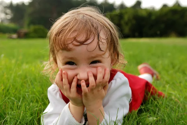 Крупним планом вид маленької дівчинки сміється wi — стокове фото