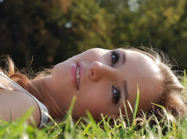 Beautiful young girl outdoors in summer — Stock Photo, Image
