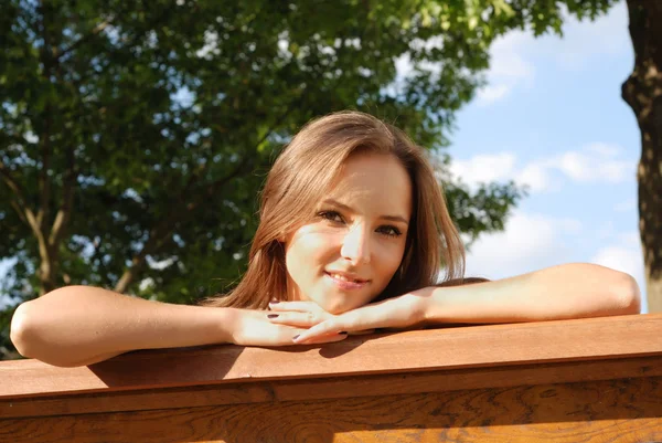 Vacker ung flicka utomhus i sommar — Stockfoto