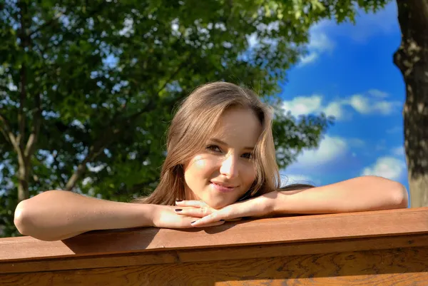 Όμορφη νεαρή κοπέλα σε εξωτερικούς χώρους το καλοκαίρι — Φωτογραφία Αρχείου