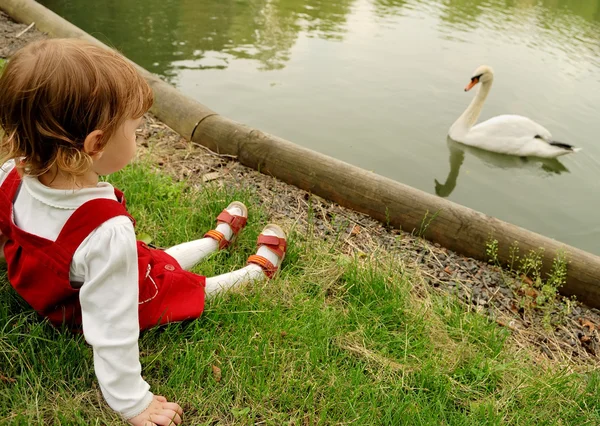 Menina e um cisne — Fotografia de Stock