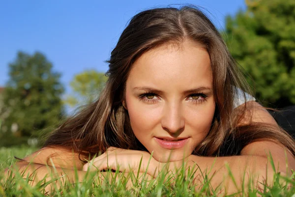 Dziewczyna na zewnątrz leżąc na trawie — Zdjęcie stockowe