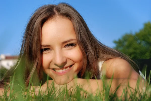 Uśmiechnięte dziewczyny na trawie — Zdjęcie stockowe