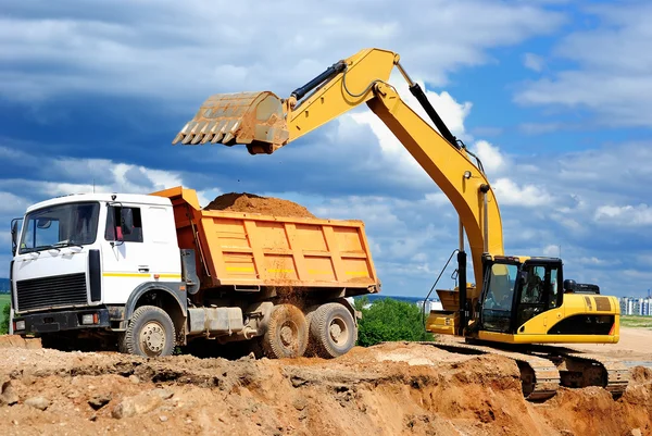 Excavator loading dumper truck — Stock Photo, Image